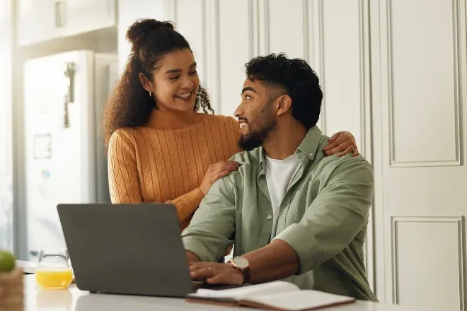 Two people choose the right internet plan for them