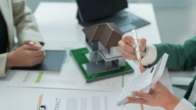 Realtor explaining to customer about the differences between a principal and interest loan, and an interest-only loan.