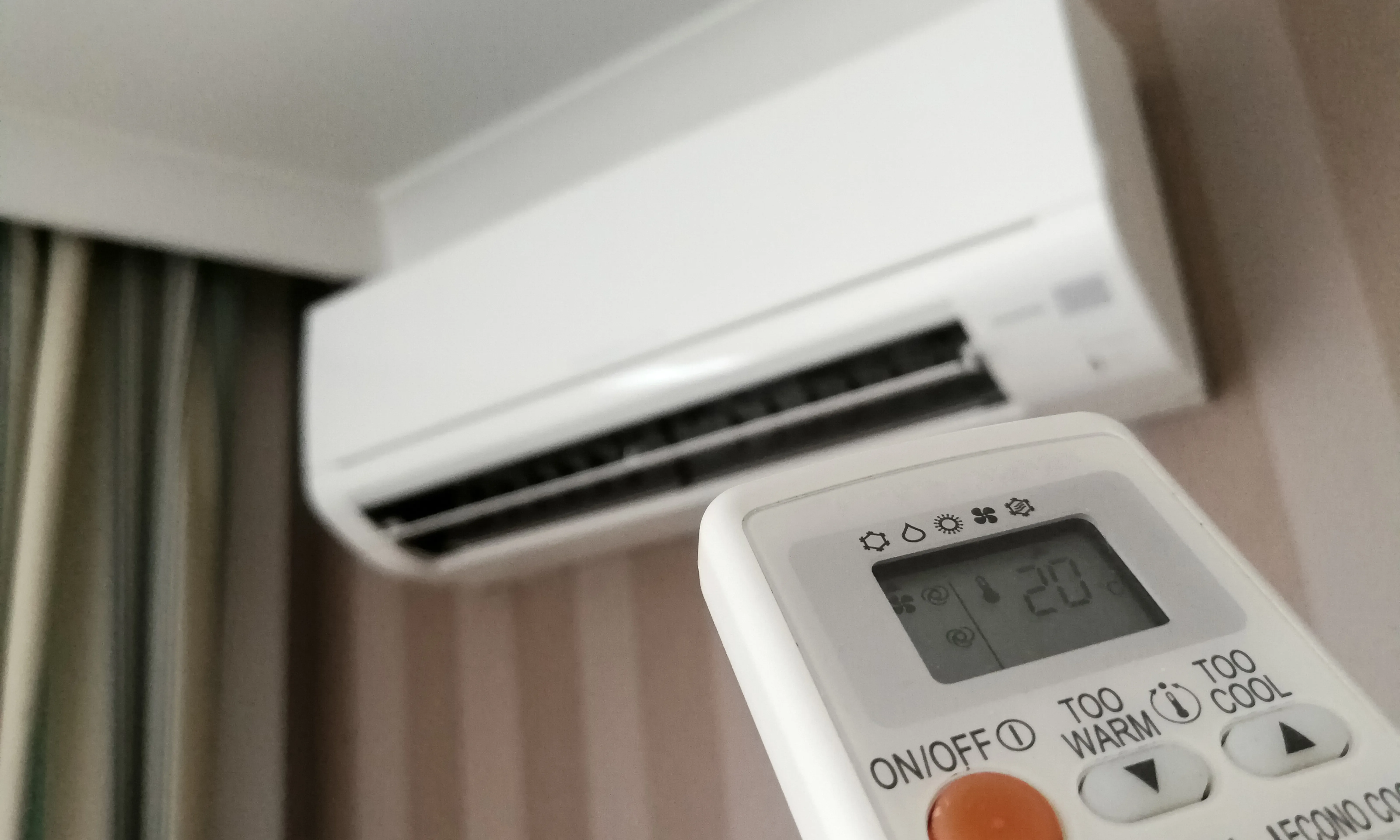 Air conditioning setting for energy efficient heating and cooling