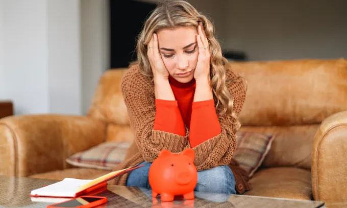 Woman having no savings.