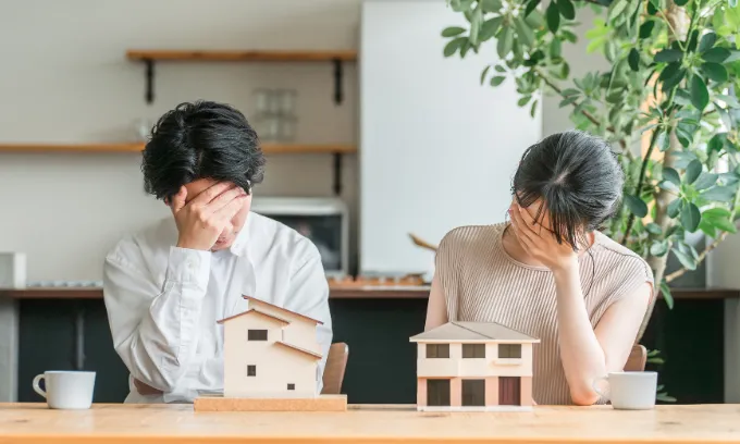 Couple looking disappointed.