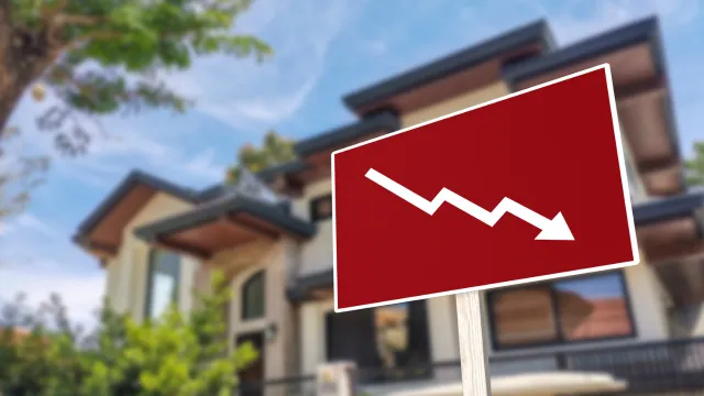 A sign showing a downward arrow in front of a house.