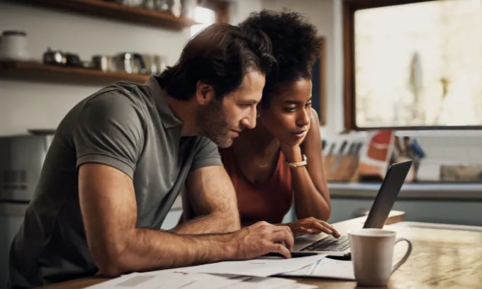 Couple refinancing their home loan.