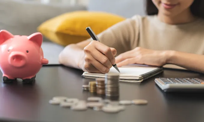 Woman calculating if she has enough for a no deposit home loan