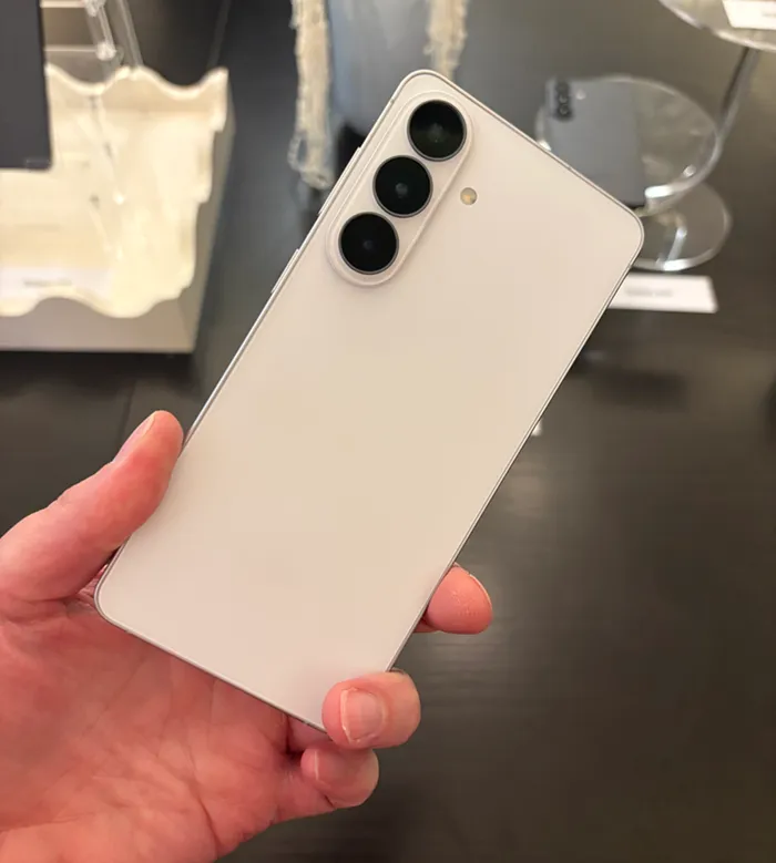 Samsung Galaxy S26 in white