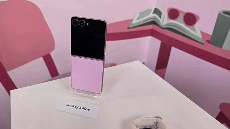 Samsung Galaxy Z Flip 8 in Pink